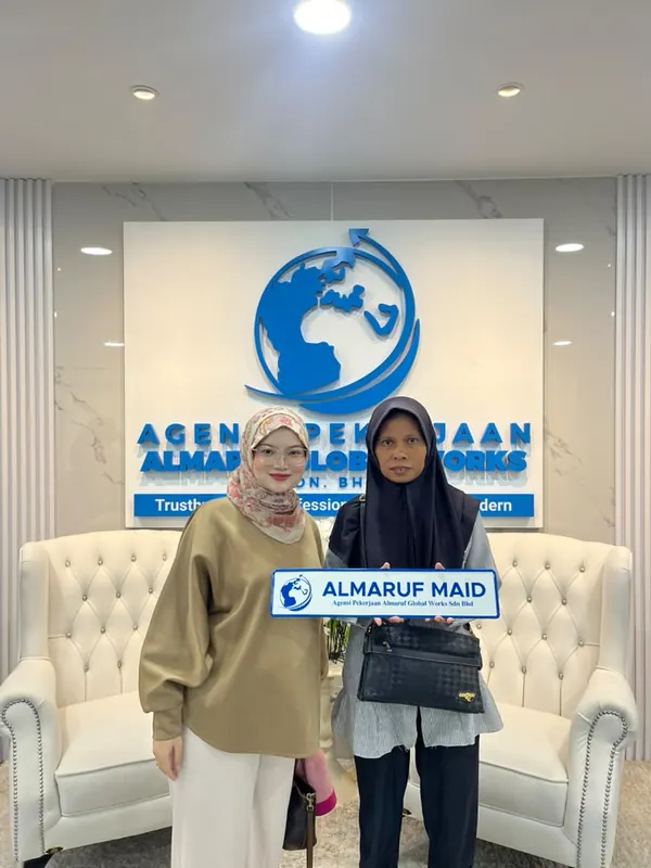An employer with their new Almaruf helper on handover day