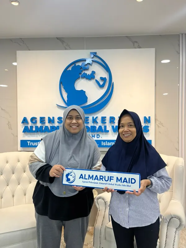 An employer with their new Almaruf helper on handover day