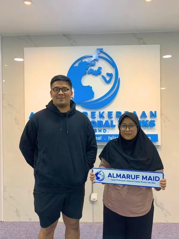An employer with their new Almaruf helper on handover day