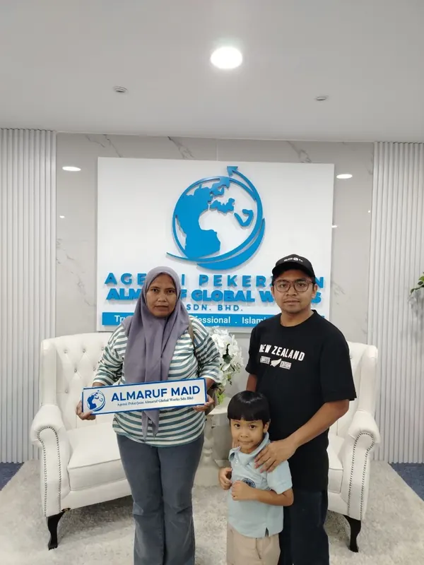 An employer with their new Almaruf helper on handover day