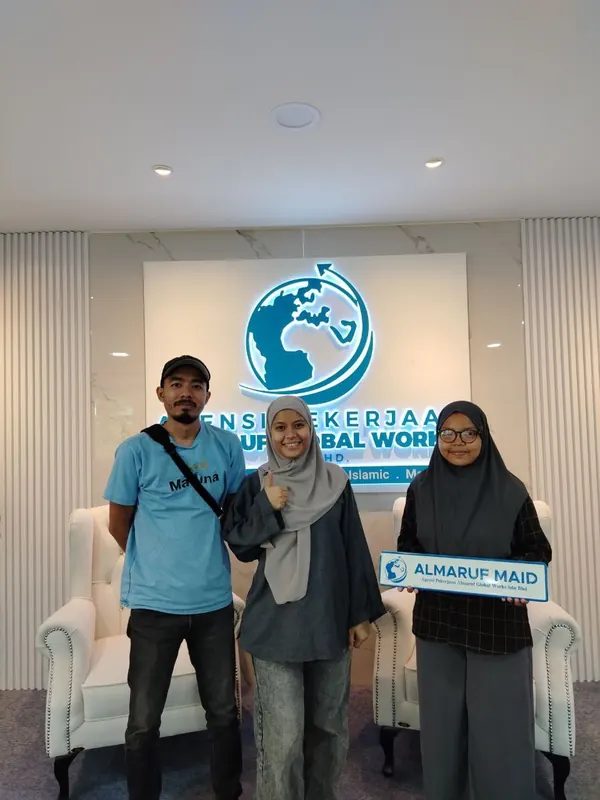 An employer with their new Almaruf helper on handover day